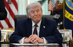 Trump promete acabar com a ‘lendária’ votação por correspondência, apesar de ele mesmo ter feito isso neste mês O presidente Donald Trump assinou uma ordem executiva na terça-feira para adicionar padrões mais rigorosos às cédulas por correio