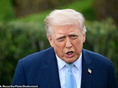 Trump promete ‘dizimação total do Irã e diz que ‘vai funcionar muito bem’ ao dar o prazo até esta noite para a reabertura do Estreito e os preços do petróleo subirem para níveis recordes Donald Trump alertou Teerã no sábado que tinha 48 horas para permitir que a carga passasse pela vital rota marítima global “sem ameaça” ou ele “destruiria” suas usinas de energia.