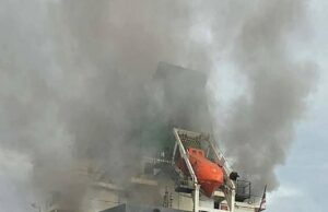 Trump promete que o mundo “verá grande segurança em breve” depois que navios de carga forem atingidos no Estreito de Ormuz Um graneleiro tailandês (na foto) viajando no crucial Estreito de Ormuz foi atacado em 11 de março, com 20 tripulantes resgatados até agora, disse a marinha tailandesa.