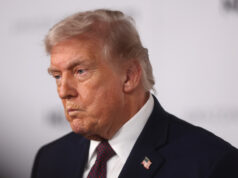 Trump quer gastar US$ 1 bilhão para impedir seu inimigo – parques eólicos Desenho animado de Mike Luckovich