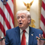 Equipes de resgate e socorristas trabalham em um prédio residencial atingido em um ataque anterior entre EUA e Israel em Teerã, Irã, segunda-feira, 23 de março de 2026. (AP Photo/Vahid Salemi)