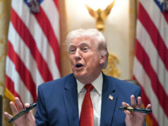 Trump quer saquear o Irão – enquanto comete crimes de guerra Equipes de resgate e socorristas trabalham em um prédio residencial atingido em um ataque anterior entre EUA e Israel em Teerã, Irã, segunda-feira, 23 de março de 2026. (AP Photo/Vahid Salemi)