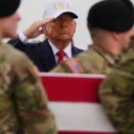 Trump recebe corpos de seis soldados americanos mortos
