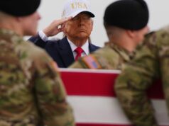 Trump recebe corpos de seis soldados americanos mortos Trump recebe corpos de seis soldados americanos mortos