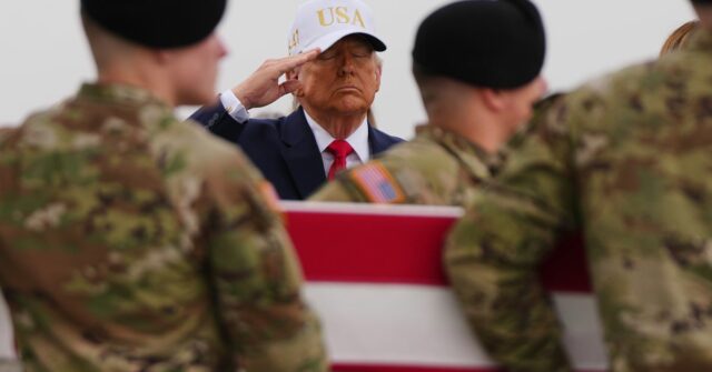 Trump recebe corpos de seis soldados americanos mortos
