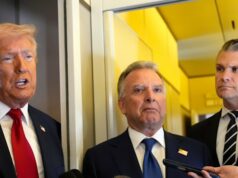 Trump rejeita resolução da guerra com o Irã enquanto Teerã se aproxima da decisão sobre o novo líder O presidente dos EUA, Donald Trump, fala aos repórteres a bordo do Força Aérea Um enquanto o enviado especial da Casa Branca para o Oriente Médio, Steve Witkoff (centro), e o secretário de Defesa, Pete Hegseth, ouvem.