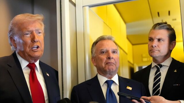 O presidente dos EUA, Donald Trump, fala aos repórteres a bordo do Força Aérea Um enquanto o enviado especial da Casa Branca para o Oriente Médio, Steve Witkoff (centro), e o secretário de Defesa, Pete Hegseth, ouvem.