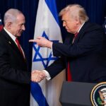 O primeiro-ministro israelense Benjamin Netanyahu e Donald Trump apertam as mãos durante uma entrevista coletiva no clube Mar-a-Lago em Palm Beach, Flórida, no ano passado