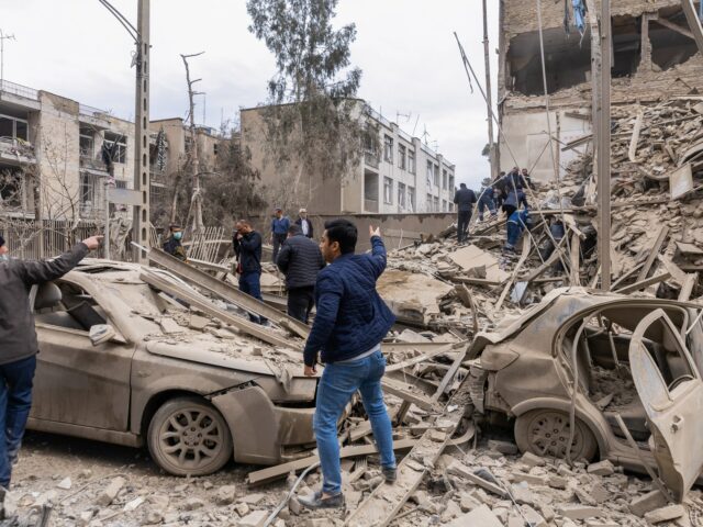 Trump sugere 'desacelerar' a guerra com o Irã enquanto os EUA enviam mais tropas para a região
