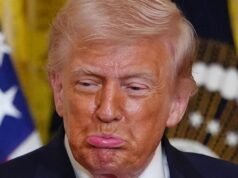 Trump ‘surpreendeu’ que o Irã tenha atacado outros países do Oriente Médio O presidente Donald Trump reage depois que o bobsledder olímpico Kaillie Humphries o presenteou com a medalha da Ordem de Ikkos em um evento do mês da história feminina na Sala Leste da Casa Branca, quinta-feira, 12 de março de 2026, em Washington.