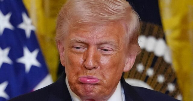 O presidente Donald Trump reage depois que o bobsledder olímpico Kaillie Humphries o presenteou com a medalha da Ordem de Ikkos em um evento do mês da história feminina na Sala Leste da Casa Branca, quinta-feira, 12 de março de 2026, em Washington.