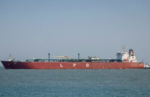 Trump suspende temporariamente lei marítima centenária em meio ao aumento dos custos de combustível Trump suspende temporariamente lei marítima centenária em meio ao aumento dos custos de combustível