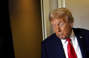 Trump tem o poder de fazer qualquer coisa – exceto pagar tarifas, aparentemente O presidente Donald Trump fala durante evento para anunciar novas tarifas no Rose Garden da Casa Branca, quarta-feira, 2 de abril de 2025, em Washington. (Foto AP/Mark Schiefelbein)