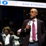 Rod Strickland fala durante a cerimônia de aposentadoria de sua camisa no intervalo do jogo entre o DePaul Blue Demons e o St. John's Red Storm na Wintrust Arena em 3 de fevereiro de 2026 em Chicago, Illinois.