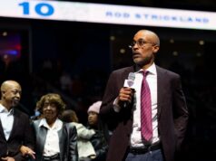Tubarões indo para San Diego: LIU marca confronto do March Madness com o principal cabeça-de-chave do Arizona Rod Strickland fala durante a cerimônia de aposentadoria de sua camisa no intervalo do jogo entre o DePaul Blue Demons e o St. John's Red Storm na Wintrust Arena em 3 de fevereiro de 2026 em Chicago, Illinois.