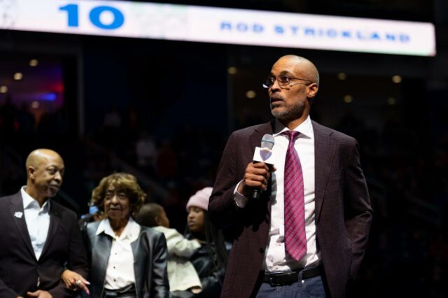 Tubarões indo para San Diego: LIU marca confronto do March Rod Strickland fala durante a cerimônia de aposentadoria de sua camisa no intervalo do jogo entre o DePaul Blue Demons e o St. John's Red Storm na Wintrust Arena em 3 de fevereiro de 2026 em Chicago, Illinois.