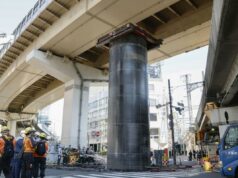 Tubo gigante explode misteriosamente no solo e sobe 9 metros acima da estrada no Japão Pessoas com capacetes e coletes se reúnem em torno de um grande cano que emergiu do solo em um canteiro de obras de esgoto sob um viaduto em Osaka, no Japão.
