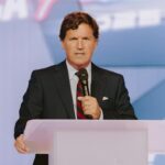 Tucker Carlson enfrenta acusações de 'agente estrangeiro', diz ele - 'Eles lêem meus textos'