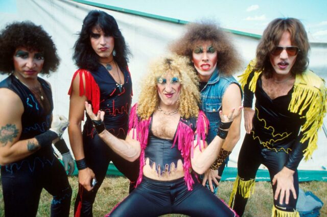 Twisted Sister aproveita o ícone do metal dos anos 80 para continuar o legado após a saída repentina do vocalista: 'Você não pode parar o rock'
