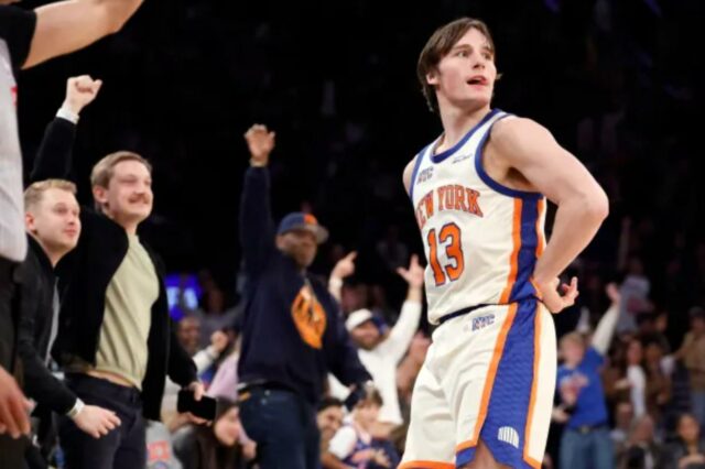 Tyler Kolek comemora no MSG durante a vitória dos Knicks sobre os Wizards em 23 de março de 2026.