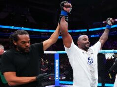 Tyrell Fortune, do UFC, é chamado de volta ao octógono após locutor declarar vencedor errado em cena selvagem Tyrell Fortune comemora vitória contra Marcin Tybura com a mão levantada pelo árbitro no UFC Fight Night.