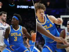 UCLA short-handed desaparece durante derrota para UConn no torneio da NCAA Tarris Reed Jr. da UConn segurando a bola de basquete, cercado pelos jogadores da UCLA Trent Perry, Donovan Dent e Eric Dailey Jr.
