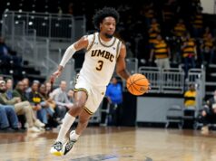 UMBC Trolls Steelers em meio aos primeiros quatro atrasos antes do torneio da NCAA UMBC basketball player DJ Armstrong dribbles against Bryant