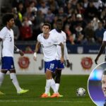 O meio-campista número 10 dos EUA, Christian Pulisic, manca depois de tropeçar durante o amistoso internacional de futebol entre os EUA e a Austrália no Dick's Sporting Goods Park em Commerce City, Colorado, em 14 de outubro de 2025.