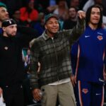 Um sorridente Miles McBride (centro), que passou por uma cirurgia de hérnia esportiva e está afastado desde o final de janeiro, reage do banco durante a vitória dos Knicks por 136-110 sobre os Pacers em 17 de março de 2026 no Garden.