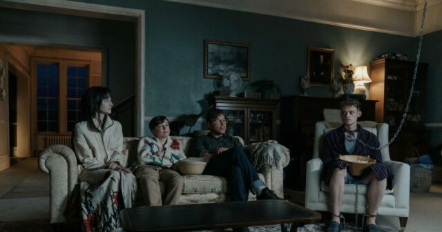 Um bruto sequestrado descobre que a situação virou em 'Heel'
