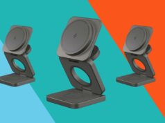 Um carregador dobrável desenvolvido para pessoas com muitos dispositivos agora custa US$ 87 Um smartphone exibindo um calendário e um relógio em um suporte de carregamento ao lado de um laptop, fones de ouvido sem fio e um smartwatch.