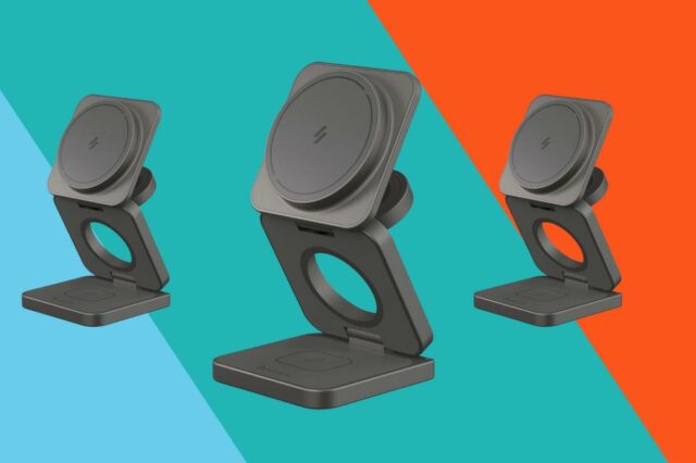 Um smartphone exibindo um calendário e um relógio em um suporte de carregamento ao lado de um laptop, fones de ouvido sem fio e um smartwatch.