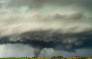 Um erro que você nunca deve cometer durante um alerta de tornado Tornado