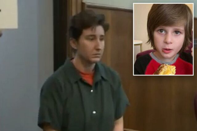 Um garotinho deixou marcas de mãos de chocolate na lateral do prédio enquanto mergulhava na morte – agora sua mãe está sendo presa
