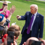 O secretário de Defesa Pete Hegseth fala durante uma coletiva de imprensa no Pentágono, segunda-feira, 2 de março de 2026, em Washington. (Foto AP/Mark Schiefelbein)