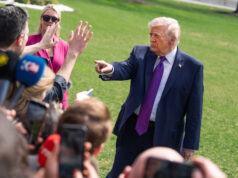 Um novo mínimo: a equipe de Trump diz que a Primeira Emenda não se aplica ao jornalismo O secretário de Defesa Pete Hegseth fala durante uma coletiva de imprensa no Pentágono, segunda-feira, 2 de março de 2026, em Washington. (Foto AP/Mark Schiefelbein)