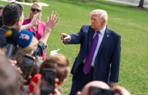 Um novo mínimo: a equipe de Trump diz que a Primeira Emenda não se aplica ao jornalismo O secretário de Defesa Pete Hegseth fala durante uma coletiva de imprensa no Pentágono, segunda-feira, 2 de março de 2026, em Washington. (Foto AP/Mark Schiefelbein)