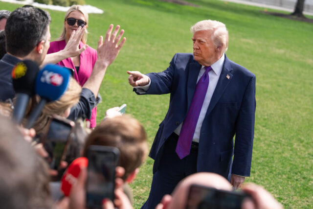 O secretário de Defesa Pete Hegseth fala durante uma coletiva de imprensa no Pentágono, segunda-feira, 2 de março de 2026, em Washington. (Foto AP/Mark Schiefelbein)