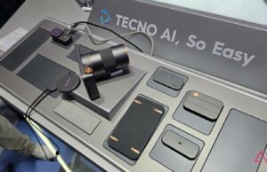 Um telefone com conceito modular roubou o MWC 2026, mas alguém realmente quer um? Lenovo AI Workmate sentado em uma mesa