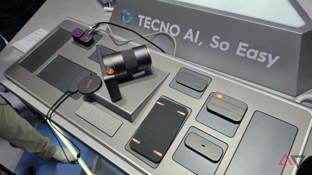 Um telefone com conceito modular roubou o MWC 2026, mas Lenovo AI Workmate sentado em uma mesa