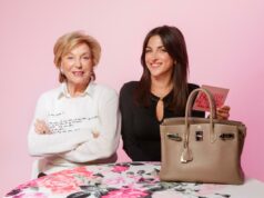 Um teste de DNA revelou que tenho um meio-irmão do meu pai – devo confrontá-lo? E se ele nem souber que eles existem? Uma jovem de jeans e camisa azul clara está sentada em um banquinho, segurando aberto um jornal do New York Post com a manchete