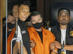 Uma das figuras de gangues mais conhecidas da Grã-Bretanha desfila com um macacão laranja em Bali antes de ser deportada para o Reino Unido Steven Lyons é escoltado por policiais na sede da Polícia de Bali em Denpasar, Bali, Indonésia, 31 de março de 2026
