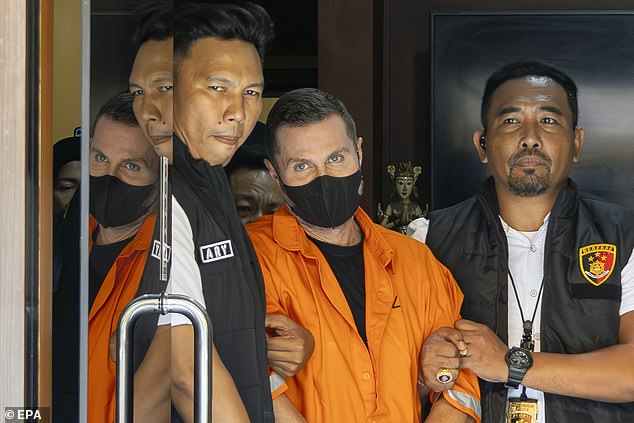 Uma das figuras de gangues mais conhecidas da Grã-Bretanha desfila Steven Lyons é escoltado por policiais na sede da Polícia de Bali em Denpasar, Bali, Indonésia, 31 de março de 2026