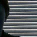 Decisão judicial importante diz que aplicativos de mídia social são intencionalmente viciantes | Imagem de banco de imagens mostra a silhueta de uma adolescente contra uma janela