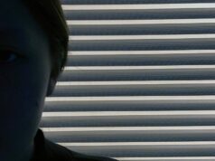 Uma decisão judicial importante diz que os aplicativos de mídia social são intencionalmente viciantes; Meta e Google perdem Decisão judicial importante diz que aplicativos de mídia social são intencionalmente viciantes | Imagem de banco de imagens mostra a silhueta de uma adolescente contra uma janela