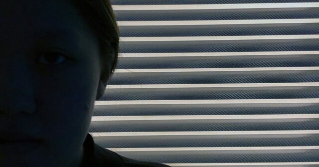 Uma decisão judicial importante diz que os aplicativos de mídia Decisão judicial importante diz que aplicativos de mídia social são intencionalmente viciantes | Imagem de banco de imagens mostra a silhueta de uma adolescente contra uma janela