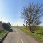 O carro viajava para o sul ao longo da Shore Road, entre Garthorpe e Meredyke Road, North Lincolnshire, por volta das 17h45 da noite de sábado.