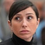 Kouri Richins ouvindo os argumentos finais em um tribunal de Utah na segunda-feira.