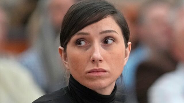 Kouri Richins ouvindo os argumentos finais em um tribunal de Utah na segunda-feira.