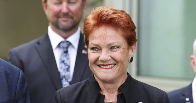 Uma nação surge nas pesquisas, ultrapassando a Coalizão A líder de uma nação, a senadora Pauline Hanson, durante uma conferência de imprensa no Parlamento em Canberra, na segunda-feira, 19 de janeiro de 2026. fedpol Foto: Alex Ellinghausen